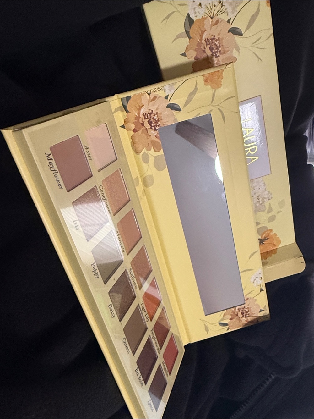 Aura Floral Eyeshadow Palette — Neutrals, Pinks & Warm Browns